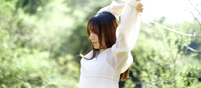 ドライヘッドスパの施術でリラックスできている女性