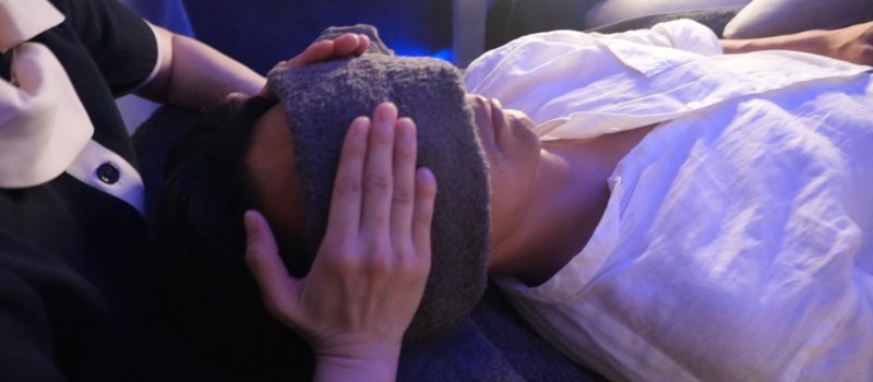 男性のドライヘッドスパ風景